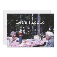 Sommerpicknick ältere Damen fürs Mittagessen herau