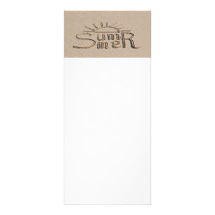 Sommerschild auf dem Strand geschnitzt Sand Werbekarte