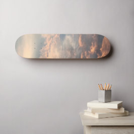Sommersonnenuntergang Himmel blau, staubige rosa,  Skateboard