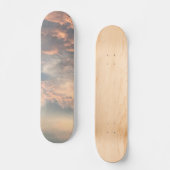 Sommersonnenuntergang Himmel blau, staubige rosa,  Skateboard (Vorderseite)