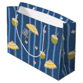 Sommerstrand Essentials Muster (2) Große Geschenktüte (Rückseite Schrägansicht)