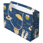 Sommerstrand Essentials Muster (3) Große Geschenktüte (Rückseite Schrägansicht)