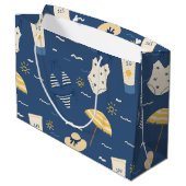 Sommerstrand Essentials Muster (4) Große Geschenktüte (Rückseite Schrägansicht)