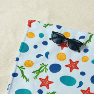 Sommerstrand mit Seestern, Muscheln und Kies Strandtuch