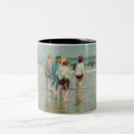 Sommertag am Brighton Beach (von E.H. Potthast) Zweifarbige Tasse