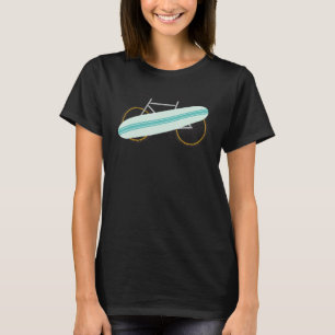 Sommerurlaub Der Strand von Bicycle Surfboard Lass T-Shirt