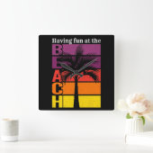 Sommerurlaub mit Spaß im Retro Beach Quadratische Wanduhr (Zuhause)