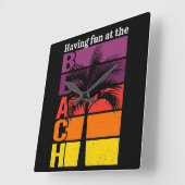 Sommerurlaub mit Spaß im Retro Beach Quadratische Wanduhr (Winkel)