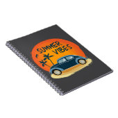 Sommervilla mit Retroauto am Strand Notizblock (Rechte Seite)