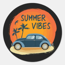 Sommervilla mit Retroauto am Strand