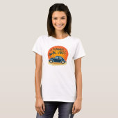Sommervilla mit Retroauto am Strand T-Shirt (Vorne ganz)
