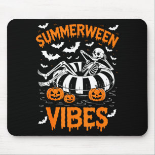 Sommerween-Vibes Skelett schwimmt im Pool Kürbis Mousepad
