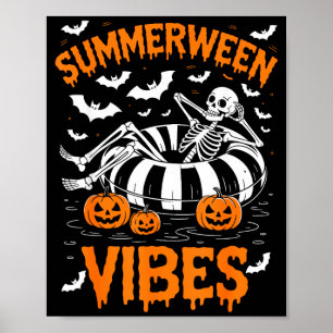 Sommerween-Vibes Skelett schwimmt im Pool Kürbis Poster
