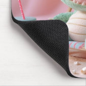 Sommerwoben: Chillin' Plush Crocodile on Vacation Mousepad (Ecke)