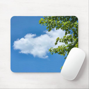 Sommerwolke, eingerahmt von Baumblättern Mousepad