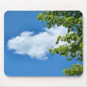Sommerwolke, eingerahmt von Baumblättern Mousepad (Vorne)