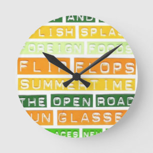 Sommerzeit, Flip Flops - orange, gelb und grün Runde Wanduhr
