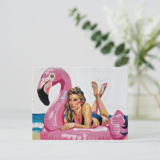 Sommerzeit Frau auf einem Flamingo Float am Strand Postkarte (Stehend Vorderseite)