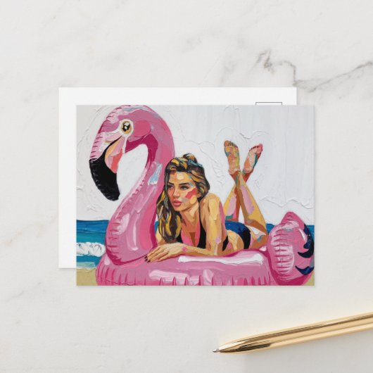 Sommerzeit Frau auf einem Flamingo Float am Strand Postkarte (Vorderseite/Rückseite Beispiel)