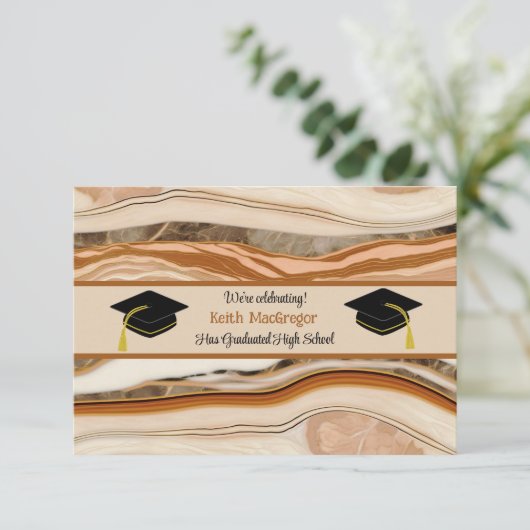 Son Abschluss Celebration in Braunbraune Marmor Einladung (Stehend Vorderseite)