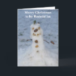 Son Christmas Card Snowman Pine Cone Nose Feiertagskarte<br><div class="desc">Frohe Weihnachten an Unser wunderbarer Sohn. Niedlicher Naturschneemann sieht so glücklich aus mit seiner Kiefernnase, Knöpfchen, Armdächen und einem grünen Buschtopf für seinen Hut, der die Schönheit des Winters, die Liebe und die lustigen Zeiten zusammen mit der Familie zeigt. Backside hat kleine altmodische Weihnachtsbaum und gelben Stern. Original Fotografie, Kunstwerk,...</div>