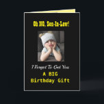Son-in-Law Geburtstag Funny Grumpy Girl Black Yell Karte<br><div class="desc">"Oh nein!" Dein Schwiegersohn wird diese lustige Geburtstagskarte lächeln. Ein gruseliges Mädchen ist traurig,  dass sie ein großes Geschenk vergessen hat,  aber es kann eine große Umarmung geben! Das Schwarz,  Weiß und Gelb-Design ist modern und macht Spaß. So können Sie dem Typ in Ihrer Familie Geburtstagswünsche schicken.</div>