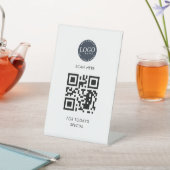 Sonderaktion für QR-Code und Logo hinzufügen Sockelschild (In SItu)