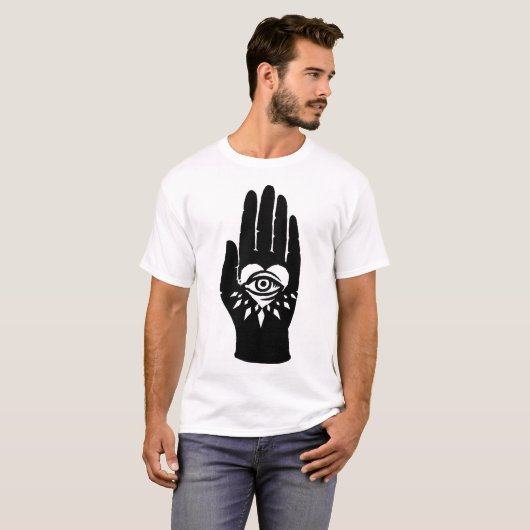 Sonderbare Mitherz in der Hand mit allem sehenden T-Shirt (Vorne ganz)