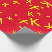 Sonderbuchstabe K - gelber Anfangsname auf rot Geschenkpapier (Ecke)