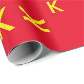 Sonderbuchstabe K - gelber Anfangsname auf rot Geschenkpapier (Rolleneckpunkt)