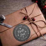 Sonderlieferung von Weihnachten an den Nordpol Runder Aufkleber<br><div class="desc">Diese Aufkleber eignen sich hervorragend für die Verwendung als Etiketten auf Weihnachtskarten und -geschenken, und das festliche Design kann leicht mit einem Empfängernamen personalisiert werden. Bitte beachten Sie: Diese Aufkleber sind nur für Personen auf der schönen Liste des Weihnachtsmanns geeignet und sollten niemandem auf der unanständigen Liste des Weihnachtsmanns übergeben...</div>
