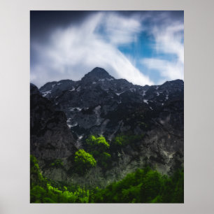 Sonne beleuchtet grünen Wald unter den Bergen Poster