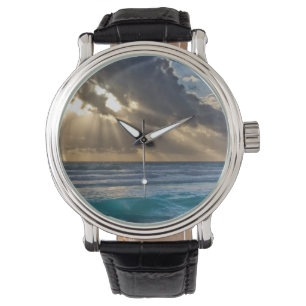 Sonne bricht durch Wolken über Meer Armbanduhr