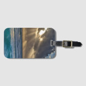 Sonne bricht durch Wolken über Meer Gepäckanhänger (Vorderseite (Horizontal))