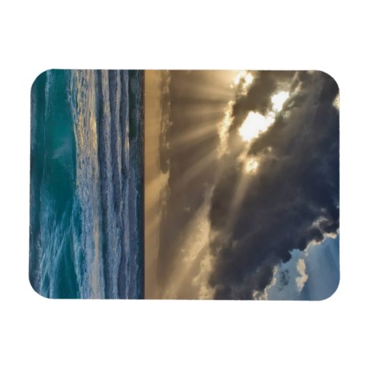 Sonne bricht durch Wolken über Meer Magnet (Horizontal)