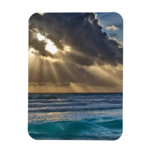 Sonne bricht durch Wolken über Meer Magnet