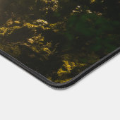 Sonne, die auf einem magischen Wasserfall strahlt Schreibtischunterlage (Ecke)