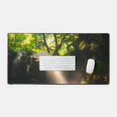 Sonne, die auf einem magischen Wasserfall strahlt Schreibtischunterlage (Tastatur & Maus)