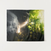 Sonne, die auf einem magischen Wasserfall strahlt Wandteppich (Vorderseite (Horizontal))