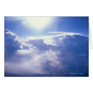 Sonne, die durch Wolken strahlt