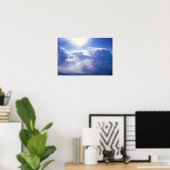 Sonne, die durch Wolken strahlt Poster (Heimbüro)