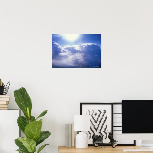 Sonne, die durch Wolken strahlt Poster (Heimbüro)