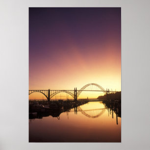 Sonne hinter der Newport Bridge, Oregon untergehen Poster