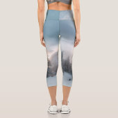 Sonne hinter Fichten Capri Leggings (Rückseite)