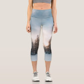 Sonne hinter Fichtenbäumen Capri Leggings (Vorderseite)