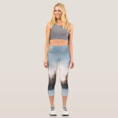 Sonne hinter Fichtenbäumen Capri Leggings (Vorderseite)