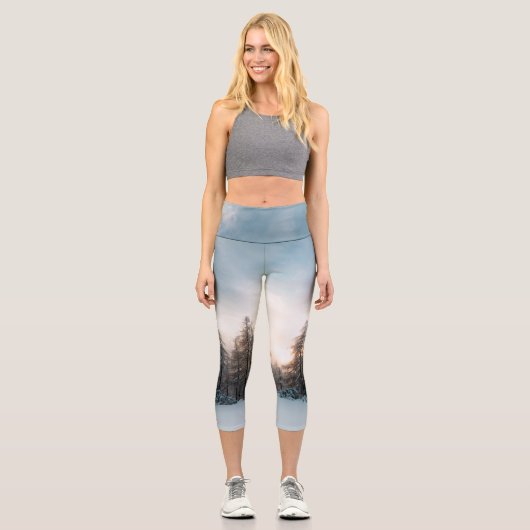 Sonne hinter Fichtenbäumen Capri Leggings (Vorderseite)