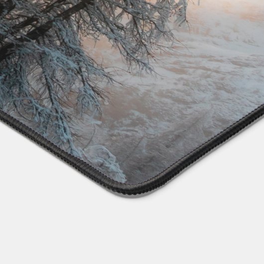 Sonne hinter Fichtenbäumen Schreibtischunterlage (Ecke)