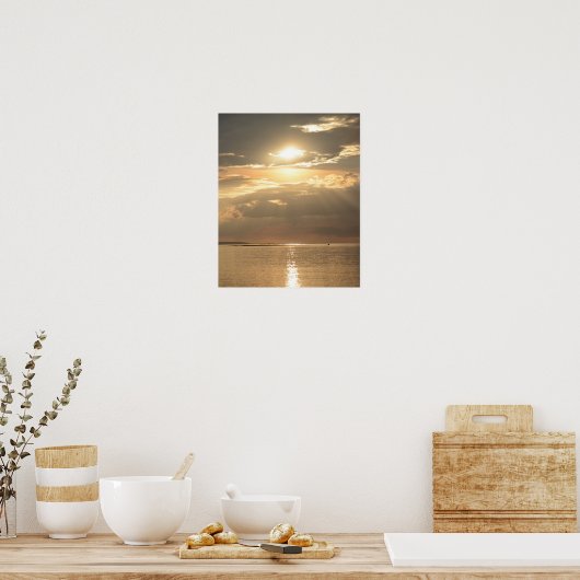 Sonne ragt durch Wolken über Meer Poster (Küche)
