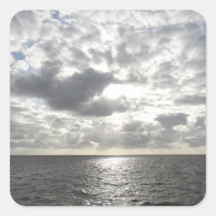 Sonne scheint durch Wolken Quadratischer Aufkleber